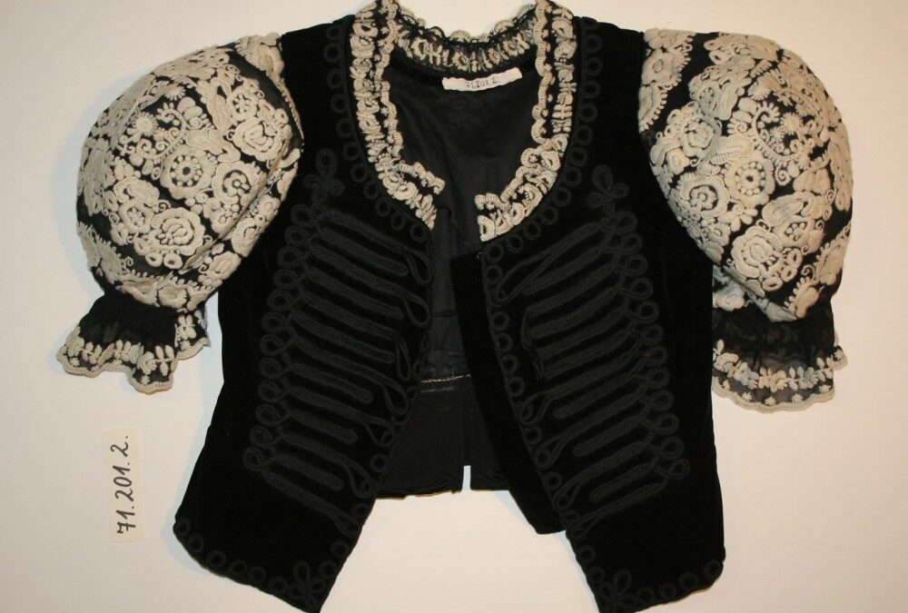 A nemzeti divat nagyasszonyának munkája a Tragor Ignác Múzeumban